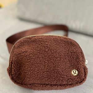 Lululemon teddy bear brown 1L belt bag